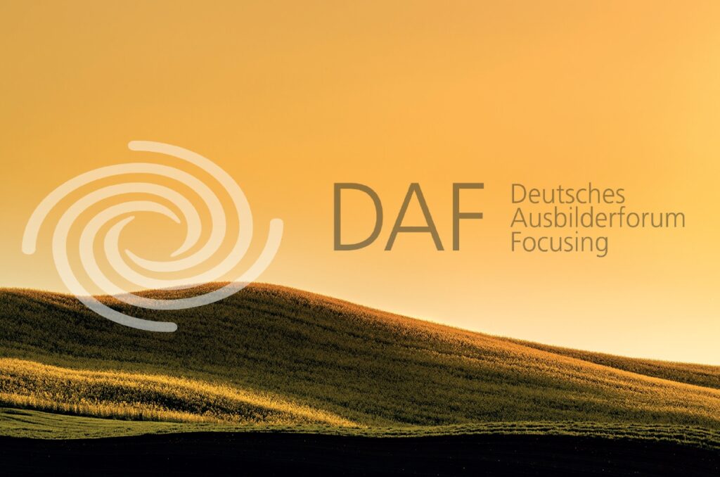 Landschaft mit Logo und Schriftzug DAF – Deutsches Ausbilderforum Focusing